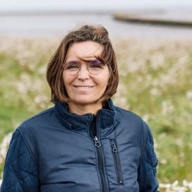 Frans Alting met op de achtergrond de Eemshaven