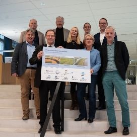 Bewoners overhandigen hun visie tekening aan de bestuurders