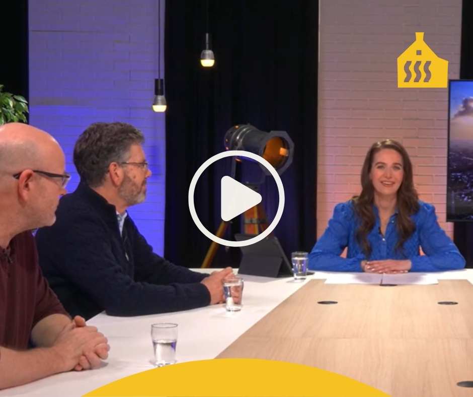 Host en isolatiedeskundigen zitten aan tafel