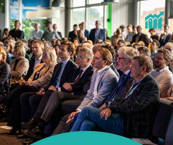 volle zaal tijdens een presentatie voer de AI-fabriek