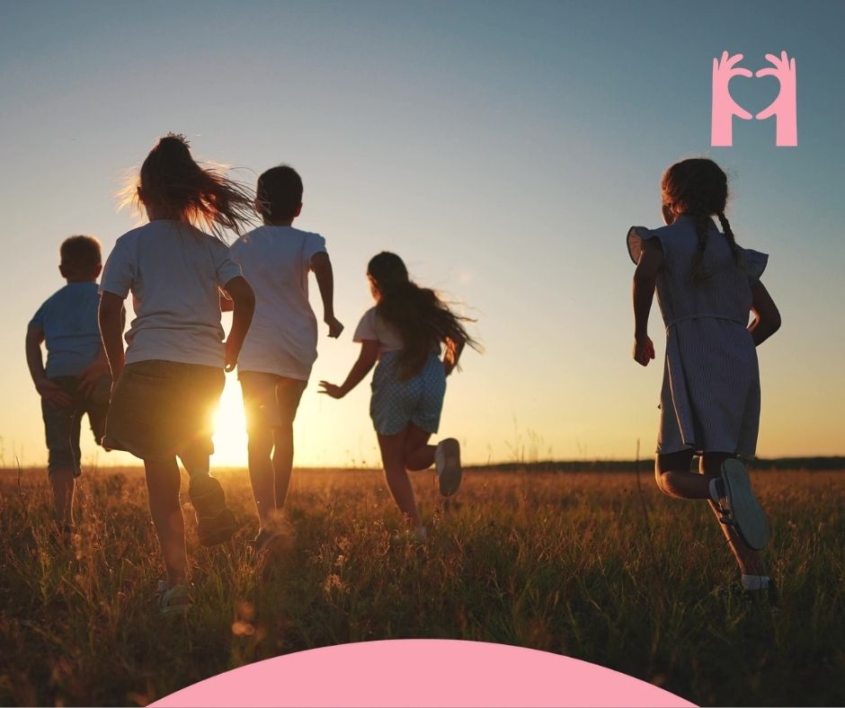 kinderen rennen op het gras