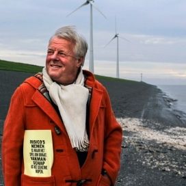Bewoners overhandigen hun visie tekening aan de bestuurders