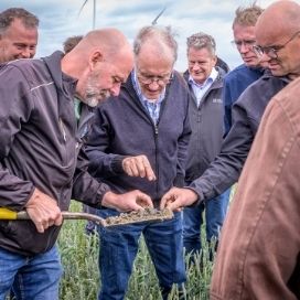 Frans Alting met op de achtergrond de Eemshaven