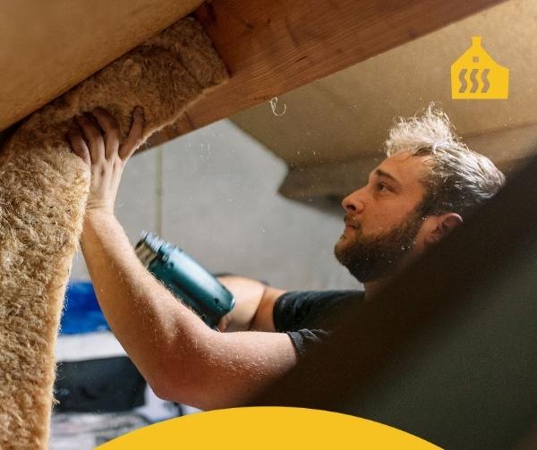 Man isoleert dak van binnenuit