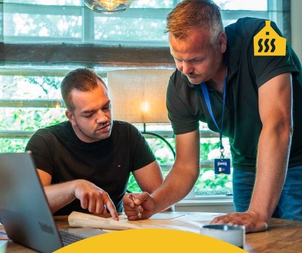 een woningeigenaar en een isolatieadviseur zijn in gesprek 