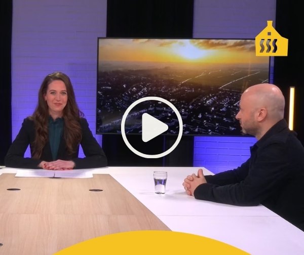 Presentatrice van het webinar aan tafel met een van de gasten