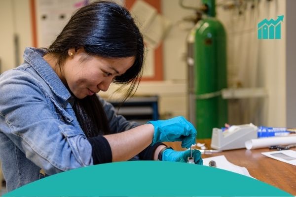 Leerling is bezig met techniek op school