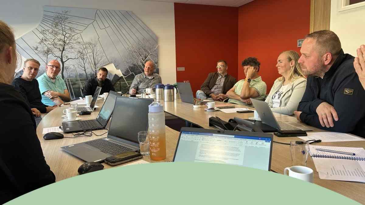 Persoon spreekt groep mensen toe