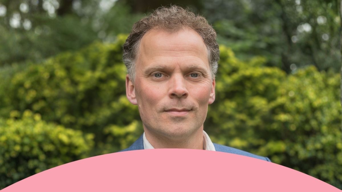 Kinderen doen een speelse groepsactiviteit met een begeleider in een klaslokaal