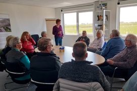 Bewoners van Bierum krijgen uitleg in het informatiecentrum van de Dubbele Dijk
