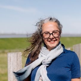 Foto van Frances Heijman boven op het uitkijkpunt van Kleine Polder bij Termunten