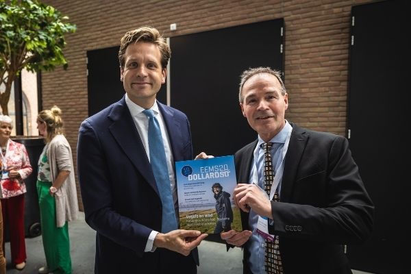 Boeren inspecteren een klomp klei op de proefakker