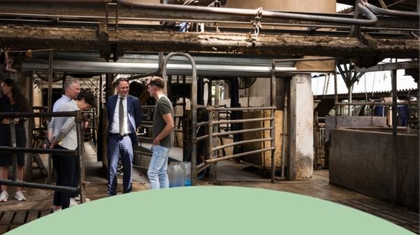 Persoon spreekt groep mensen toe