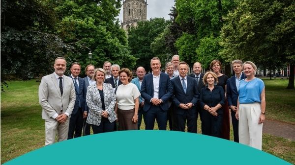 Lijn&shy;grafiek die beurs‑ of marktgegevens toont.