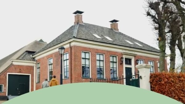 Persoon spreekt groep mensen toe