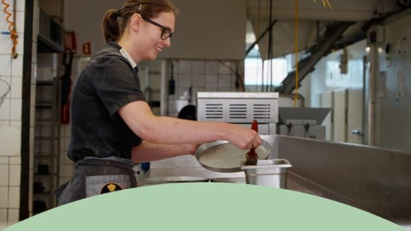 medewerkster in bakkerij
