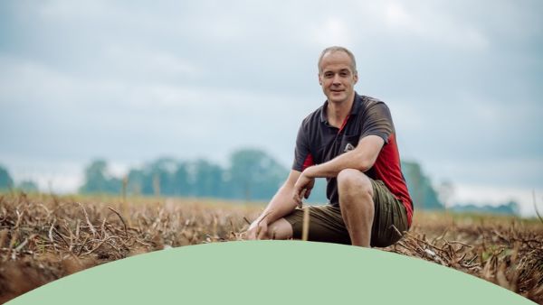 agrarier op zijn land