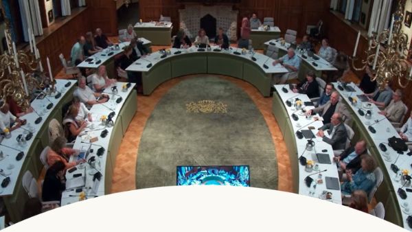 volksvertegenwoordigers tijdens vergadering