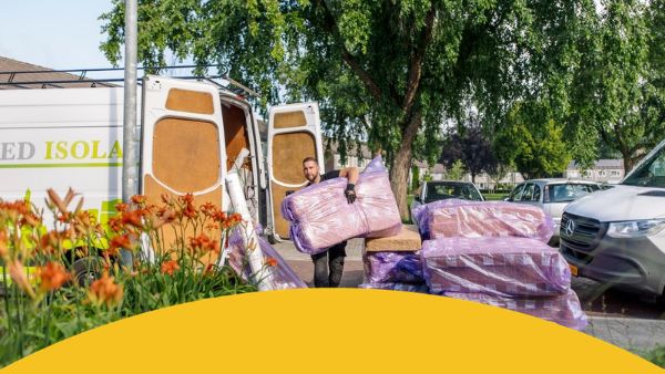 isolatiemedewerker met isolatiemateriaal