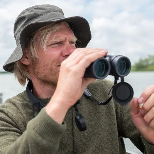 Man met verrekijker