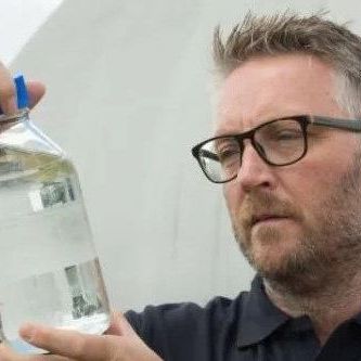 Man met fles water 