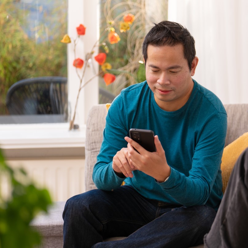 Man kijkt op telefoon