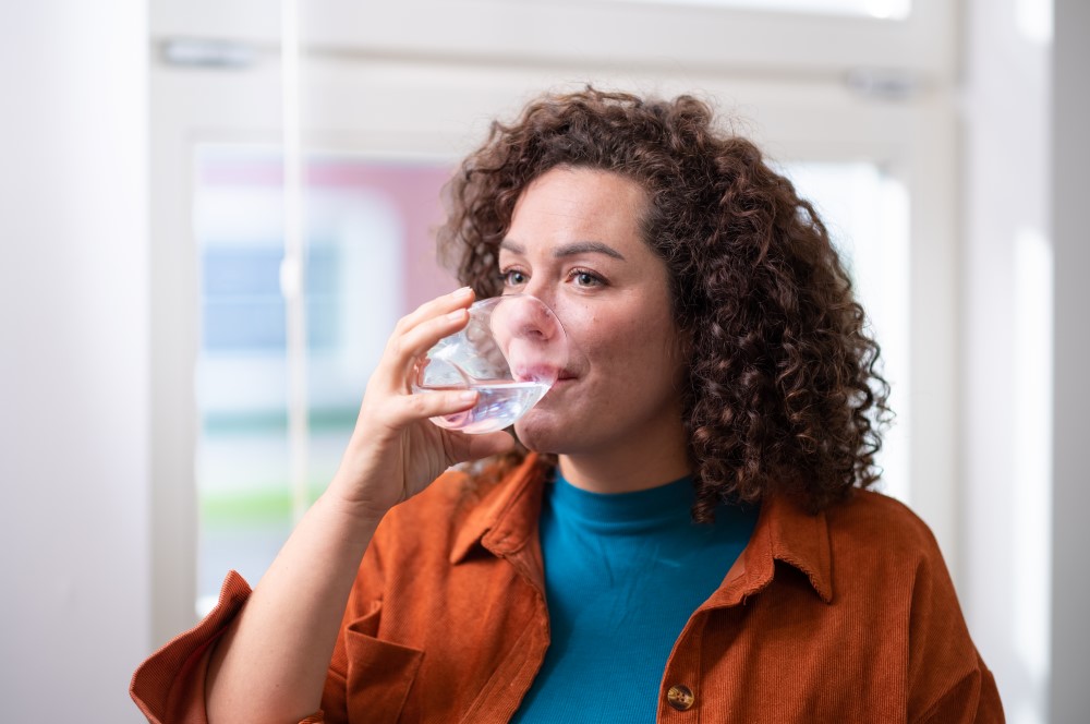 Vrouw drinkt glas water