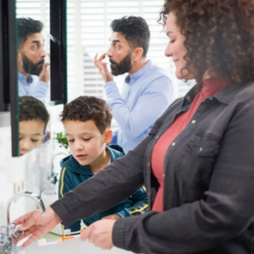 Man, vrouw en kind in badkamer