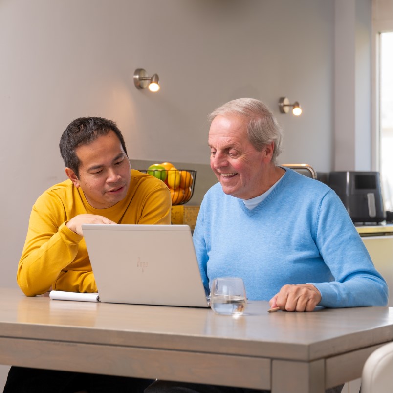 Twee mannen kijken op laptop