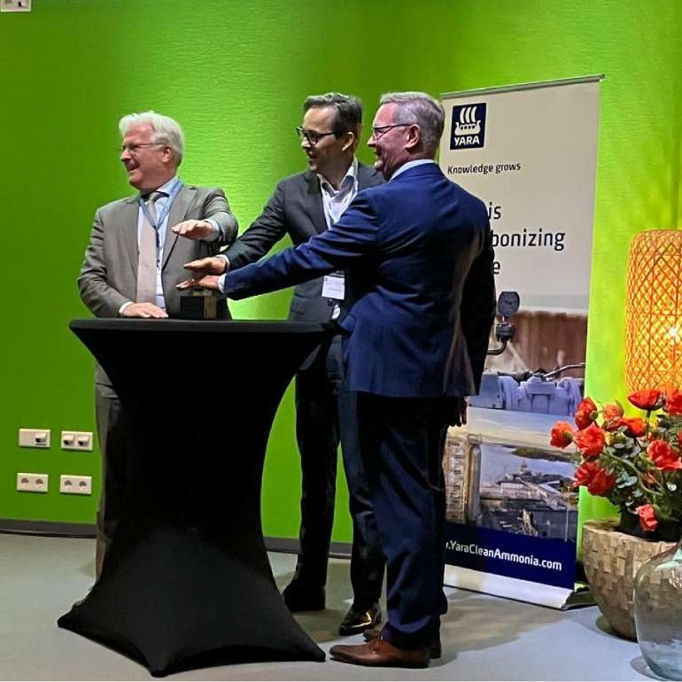 Burgemeester van Terneuzen, directeur Yara en directeur EIW drukken op knop 