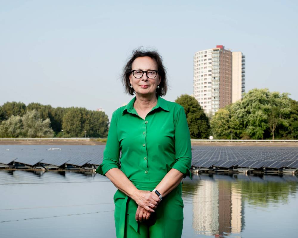 Annette Ottolini staat voor zonnepark op het water