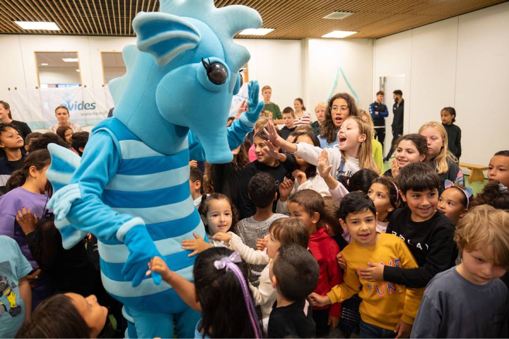 Enthousiaste leerlingen maken kennis met onze mascotte Evi 