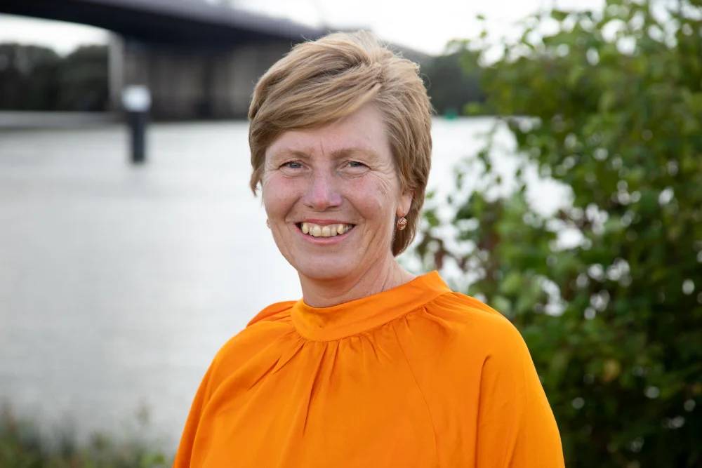 Rona Vink, Manager Technologie en Bronnen staat bij het water