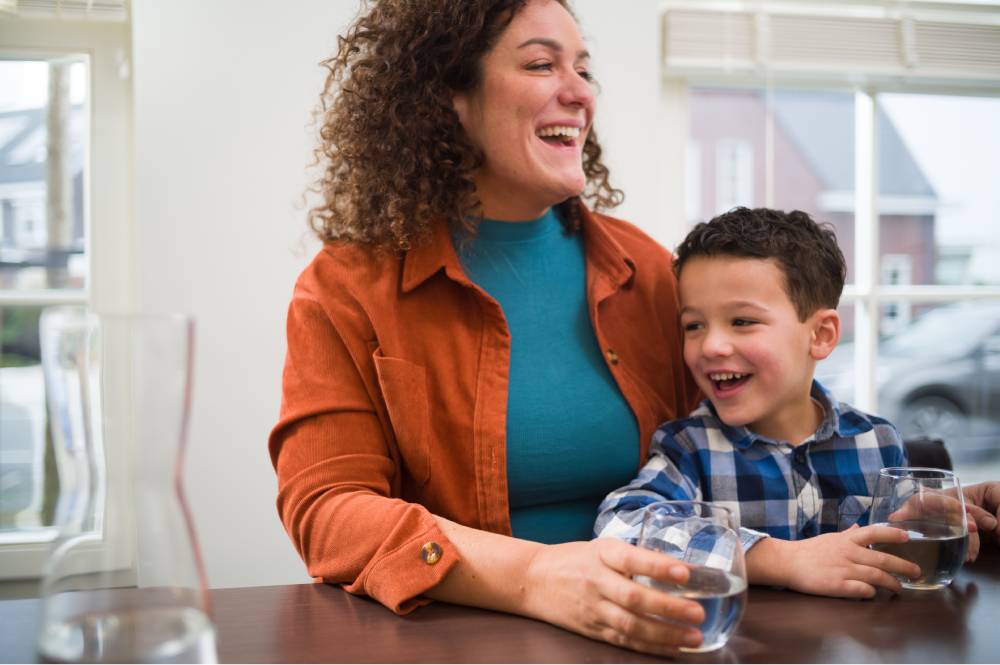 Vrouw en kind lachen in keuken