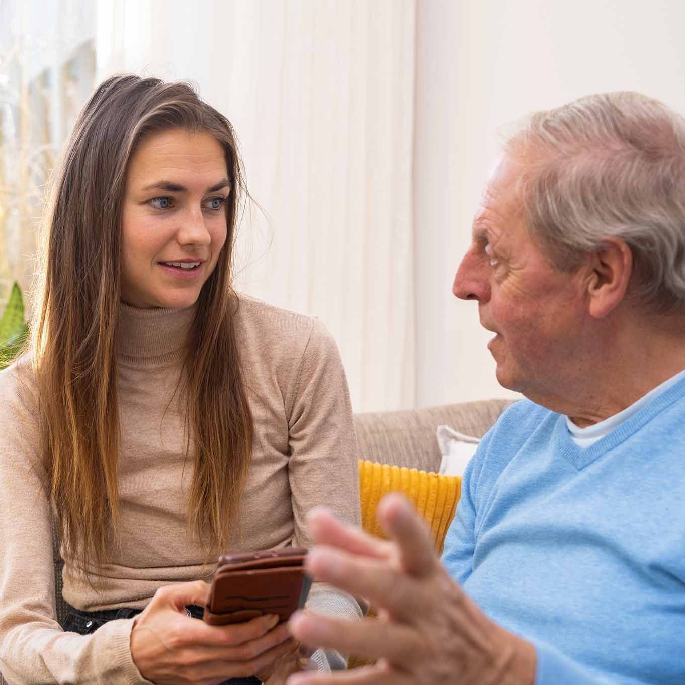 Vrouw en oudere man in gesprek