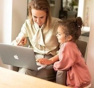 Moeder en dochter kijken samen op een laptop