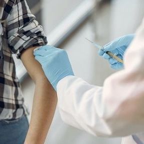 Man krijgt een vaccinatie van een verpleegkundige