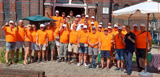 Groep wandelaars op foto tijdens Nijmeegse Vierdaagse.