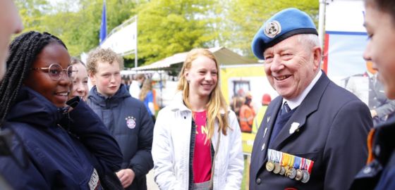 Groep wandelaars op foto tijdens Nijmeegse Vierdaagse.