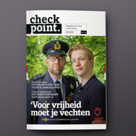 Veteraan in tenue met zijn zoon.
