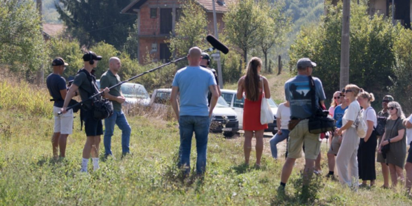 Groep mensen met geluids- en opnameapparatuur in Bosnië.