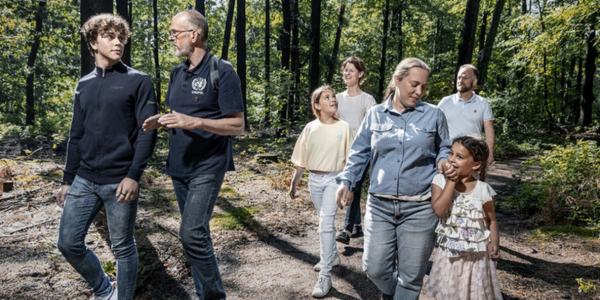 Groep mensen loopt buiten tijdens een wandeling.