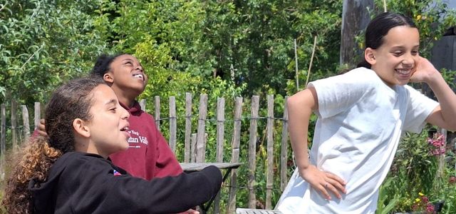 Diverse kinderen lachen en spelen samen buiten