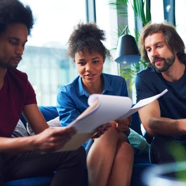 Diverse mensen bekijken aantekeningen