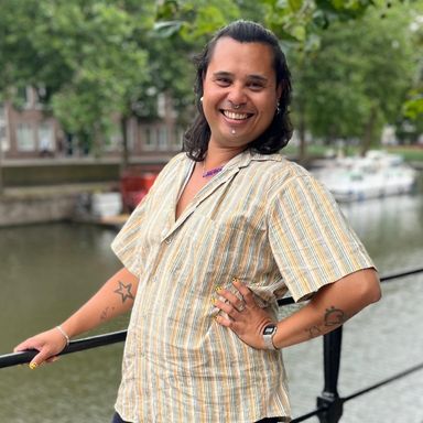 Portretfoto Mels Velterop-Lesteluhu poserend voor de gracht