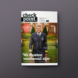 Veteraan in tenue met zijn zoon.