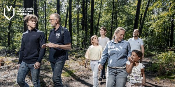 Groep mensen loopt buiten tijdens een wandeling.