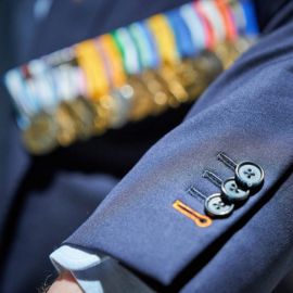 Veteraan in tenue met zijn zoon.