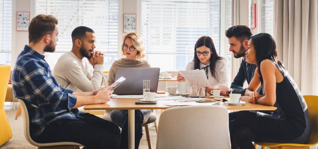 Diverse mensen in een vergadering