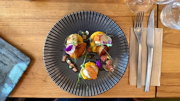 mange tout scallops dish